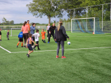 Laatste training S.K.N.W.K. JO7-1 (partijtje tegen de ouders) van maandag 27 mei 2024 (159/180)